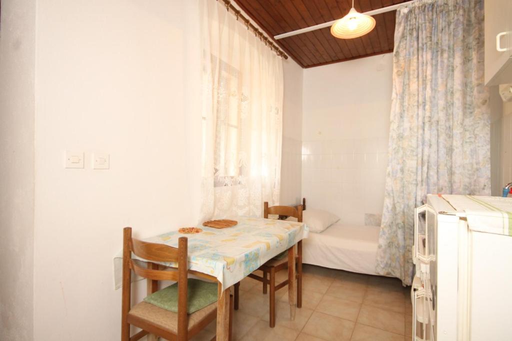 Kuchyň nebo kuchyňský kout v ubytování Apartments by the sea Rukavac, Vis - 1154