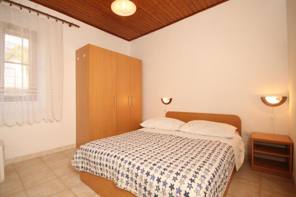 Postel nebo postele na pokoji v ubytování Apartments by the sea Rukavac, Vis - 1154