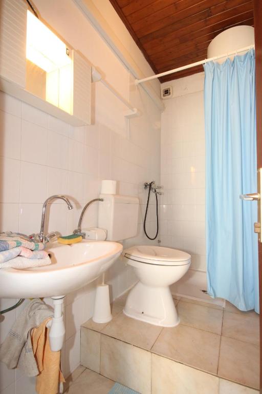 Koupelna v ubytování Apartments by the sea Rukavac, Vis - 1154