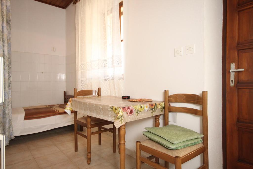 Postel nebo postele na pokoji v ubytování Apartments by the sea Rukavac, Vis - 1154