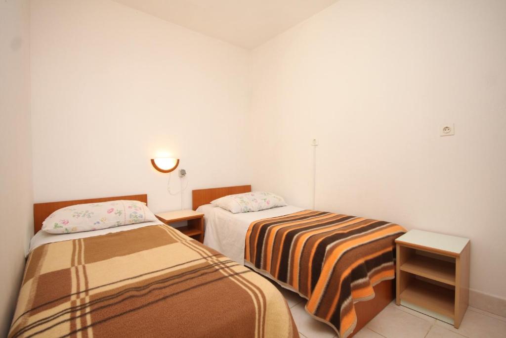 Postel nebo postele na pokoji v ubytování Apartments by the sea Rukavac, Vis - 1154