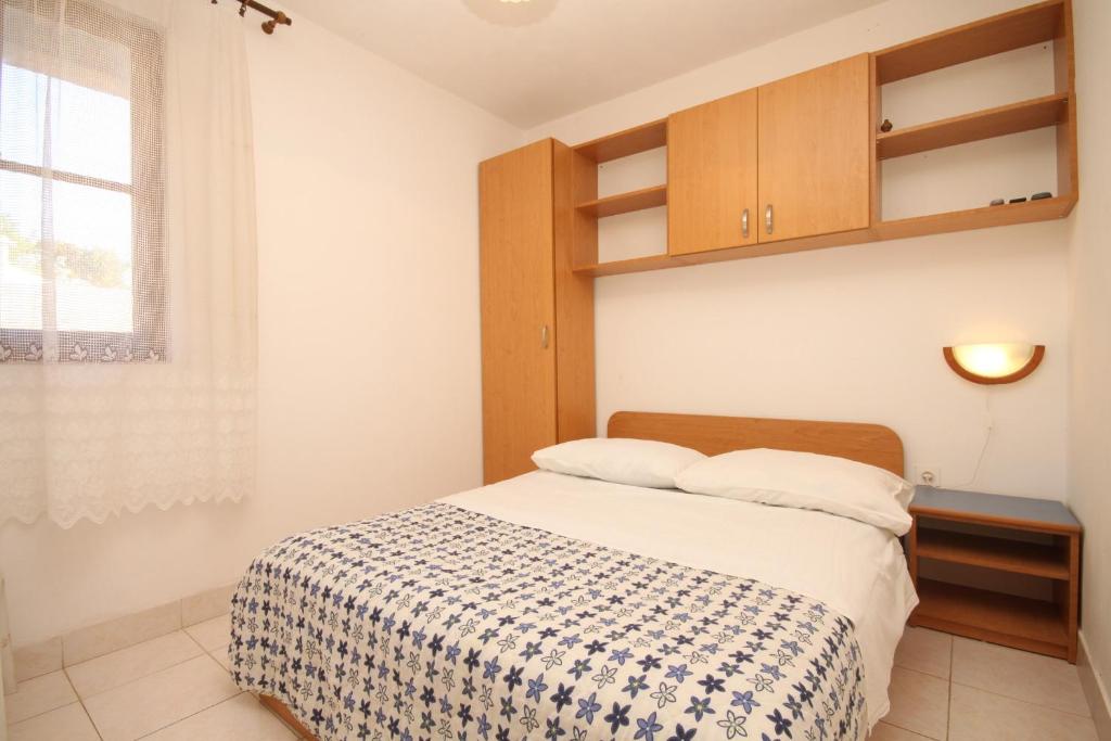 Postel nebo postele na pokoji v ubytování Apartments by the sea Rukavac, Vis - 1154