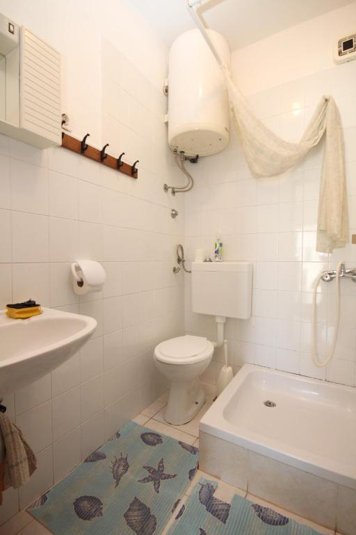 Koupelna v ubytování Apartments by the sea Rukavac, Vis - 1154