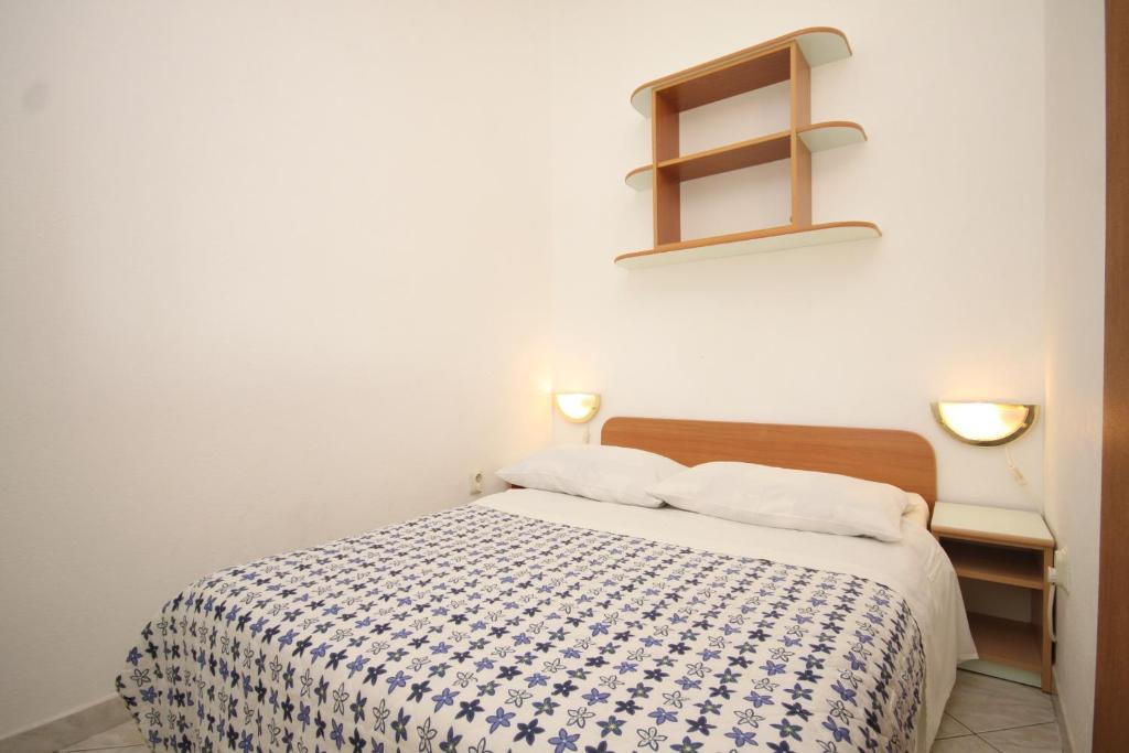Postel nebo postele na pokoji v ubytování Apartments by the sea Rukavac, Vis - 1154