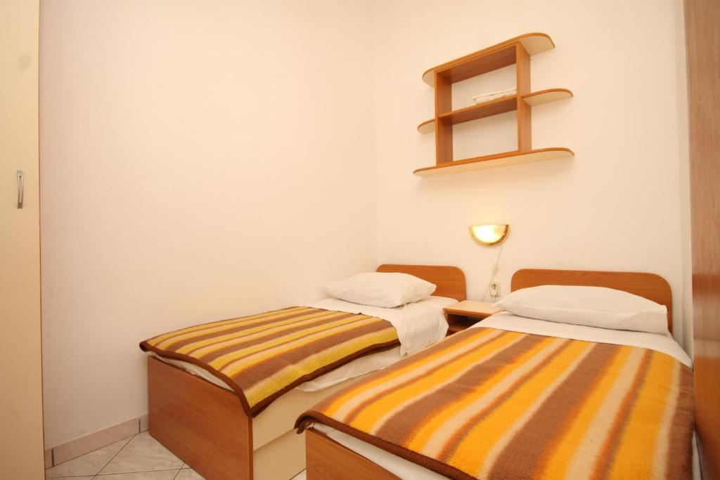 Postel nebo postele na pokoji v ubytování Apartments by the sea Rukavac, Vis - 1154