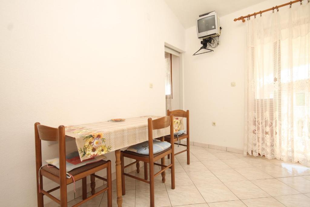 TV a/nebo společenská místnost v ubytování Apartments by the sea Rukavac, Vis - 1154