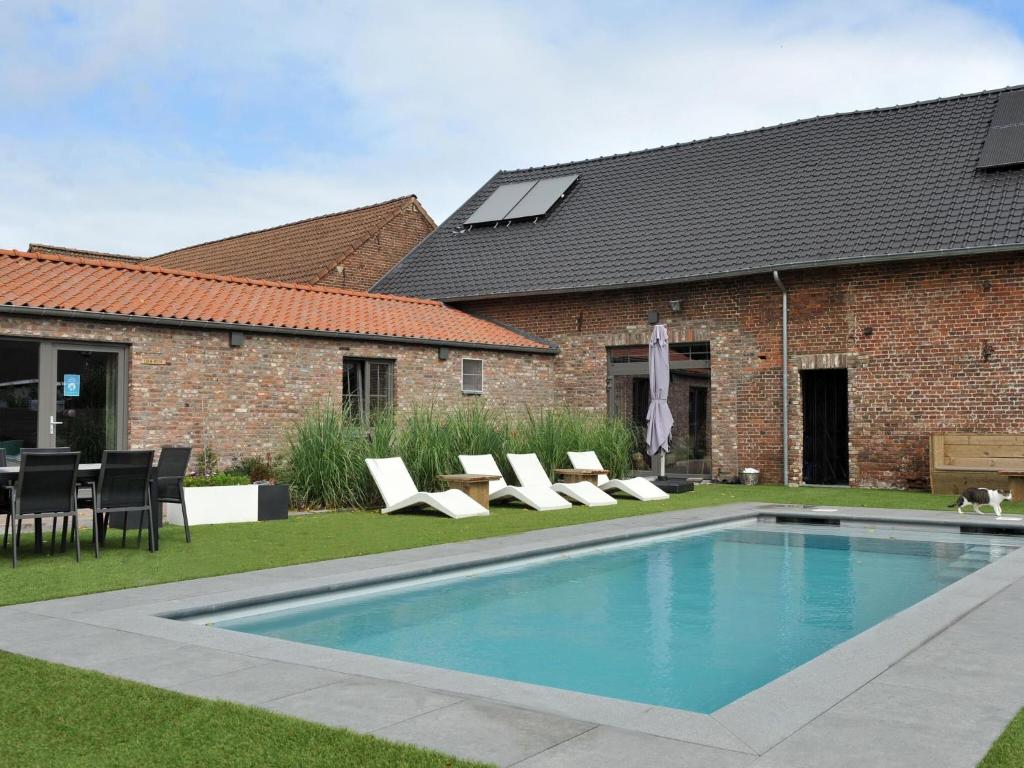 Bazén v ubytování Bed & Breakfast in Maasmechelen near Outlet nebo v jeho okolí