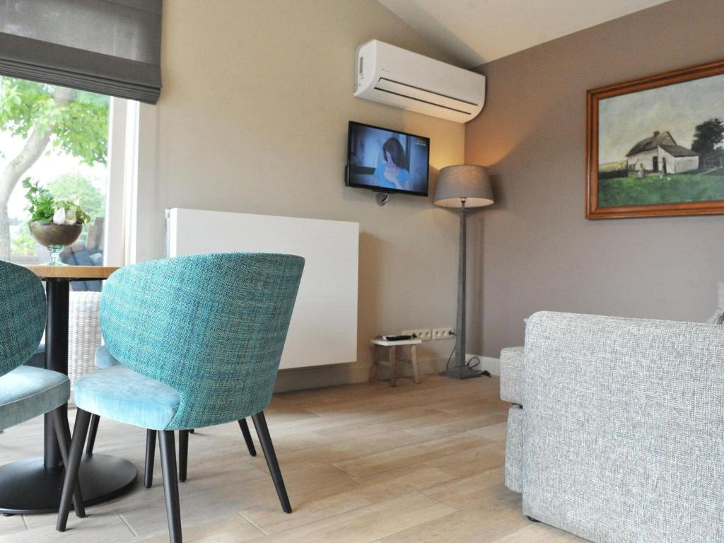 TV a/nebo společenská místnost v ubytování Bed & Breakfast in Maasmechelen near Outlet