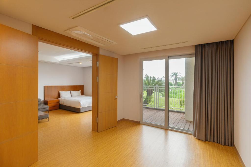 Postel nebo postele na pokoji v ubytování Sono Calm Jeju