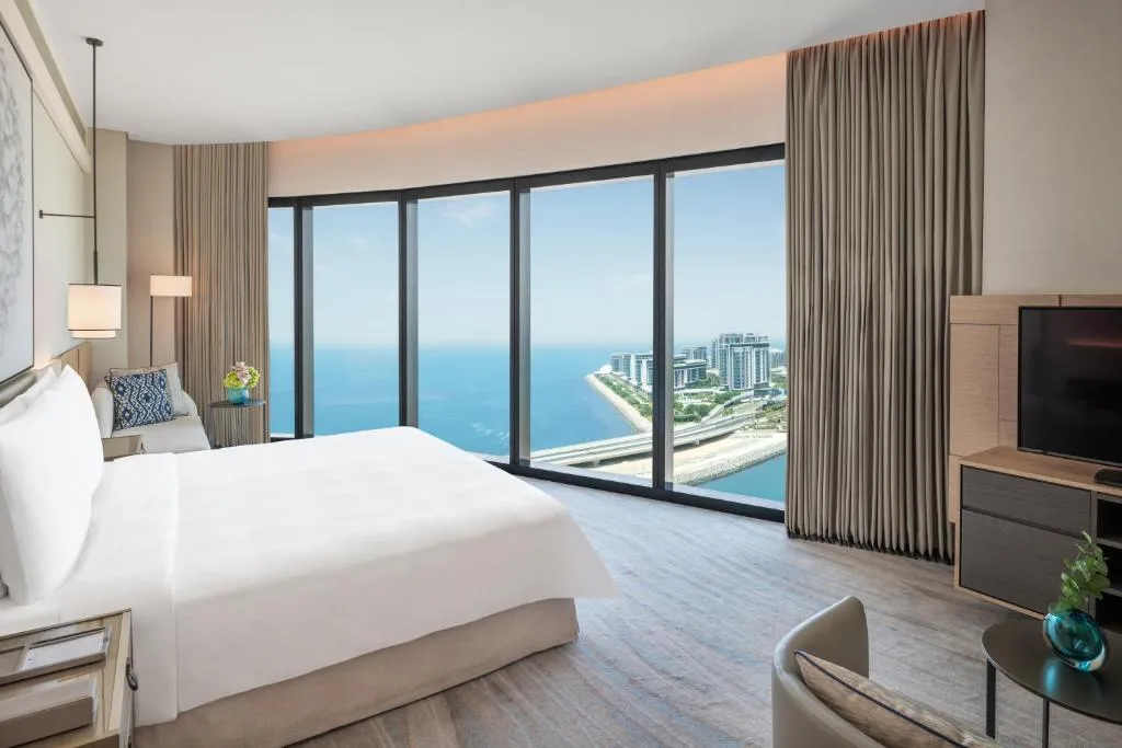 One Bedroom Sea View Suite & World's Highest Infinity Pool Access