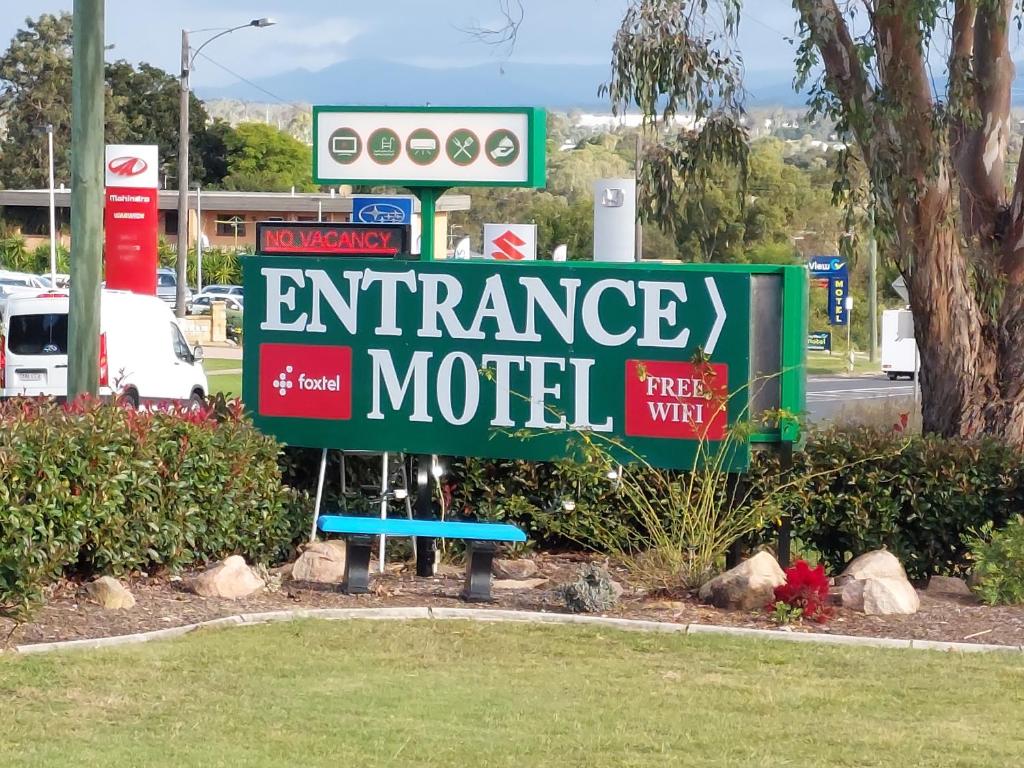 un cartello stradale per l'ingresso di un motel di Country Rose Motel Warwick a Warwick