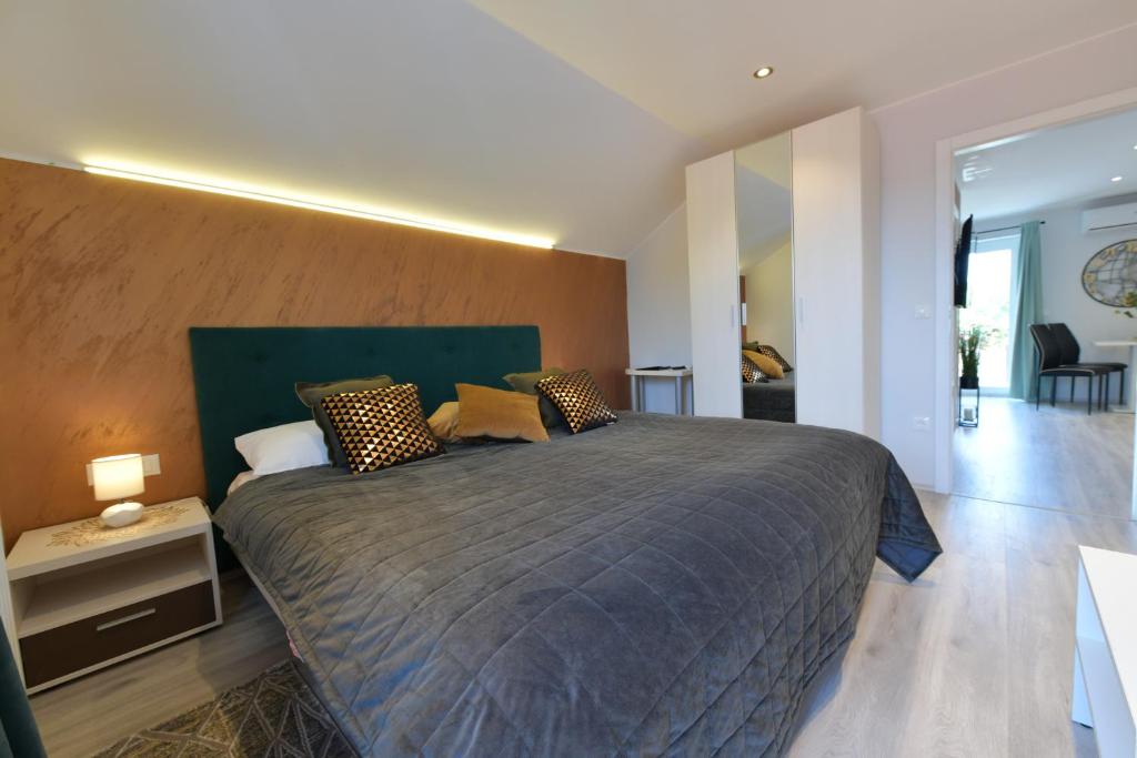 Postel nebo postele na pokoji v ubytování Deluxe Apartments Franjkovic