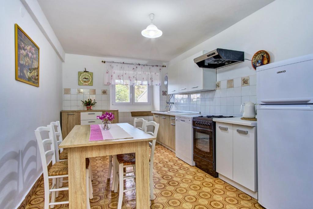 Kuchyňa alebo kuchynka v ubytovaní Holiday Home Lina Cipollina