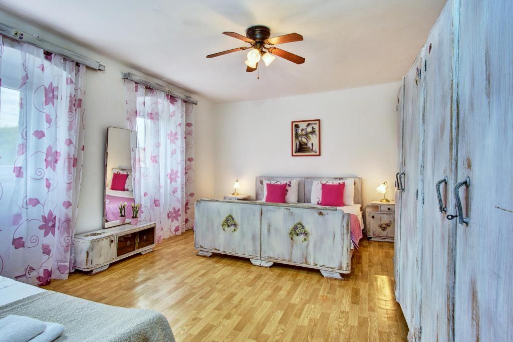 Posteľ alebo postele v izbe v ubytovaní Holiday Home Lina Cipollina