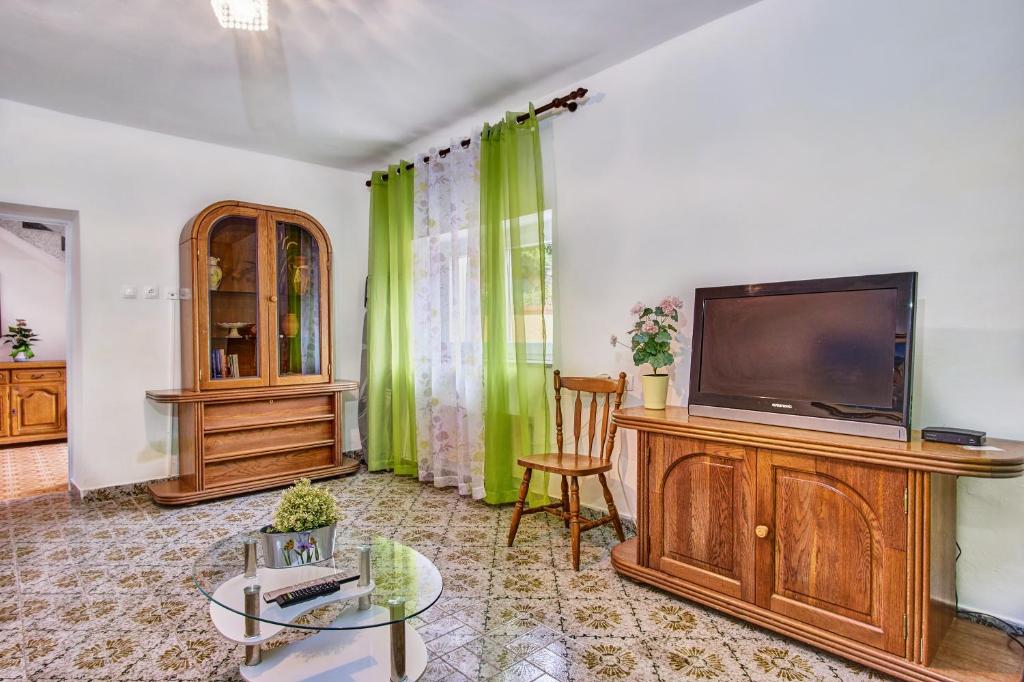 Televízia a/alebo spoločenská miestnosť v ubytovaní Holiday Home Lina Cipollina