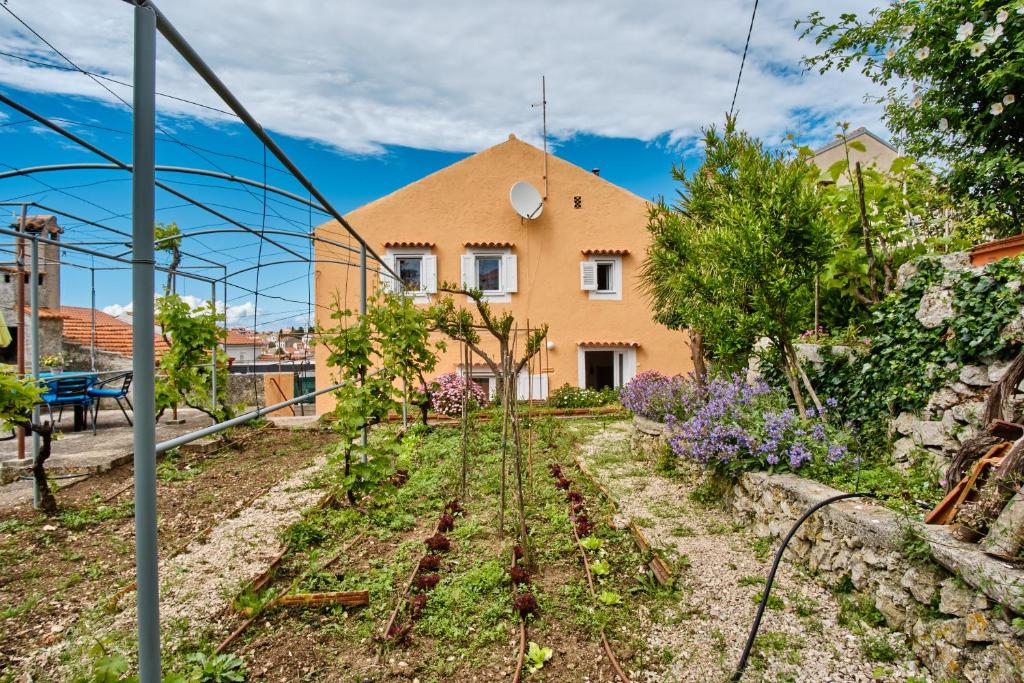 Vonkajšia záhrada v ubytovaní Holiday Home Lina Cipollina