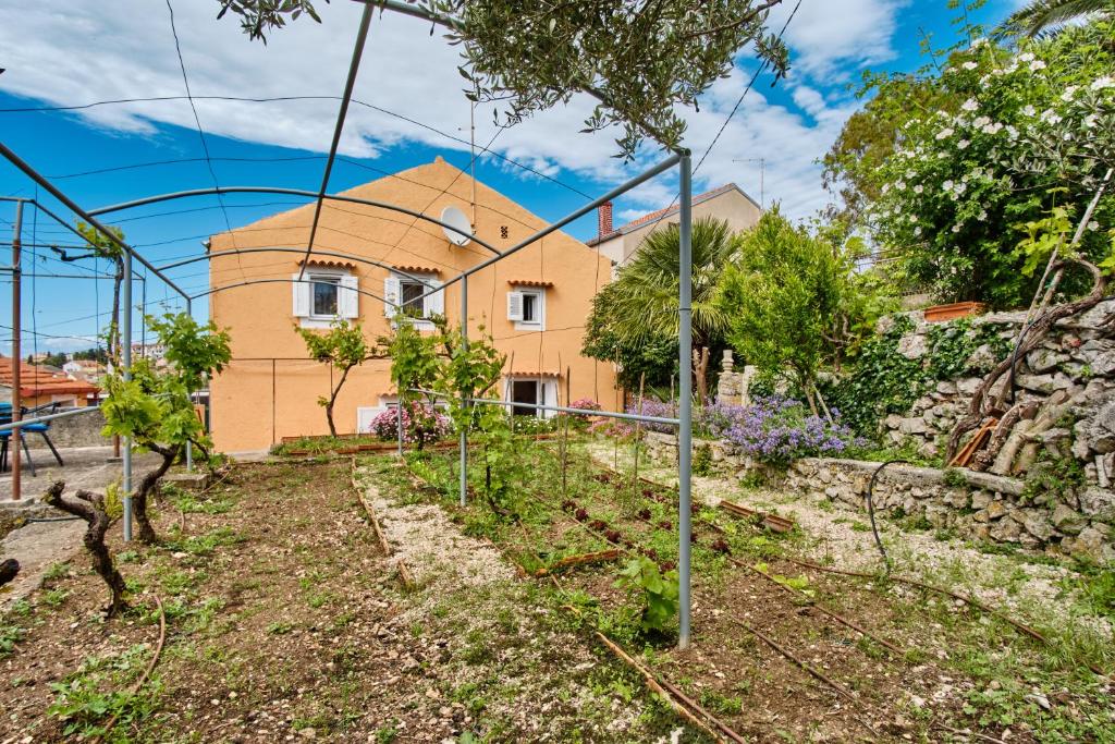 Vonkajšia záhrada v ubytovaní Holiday Home Lina Cipollina