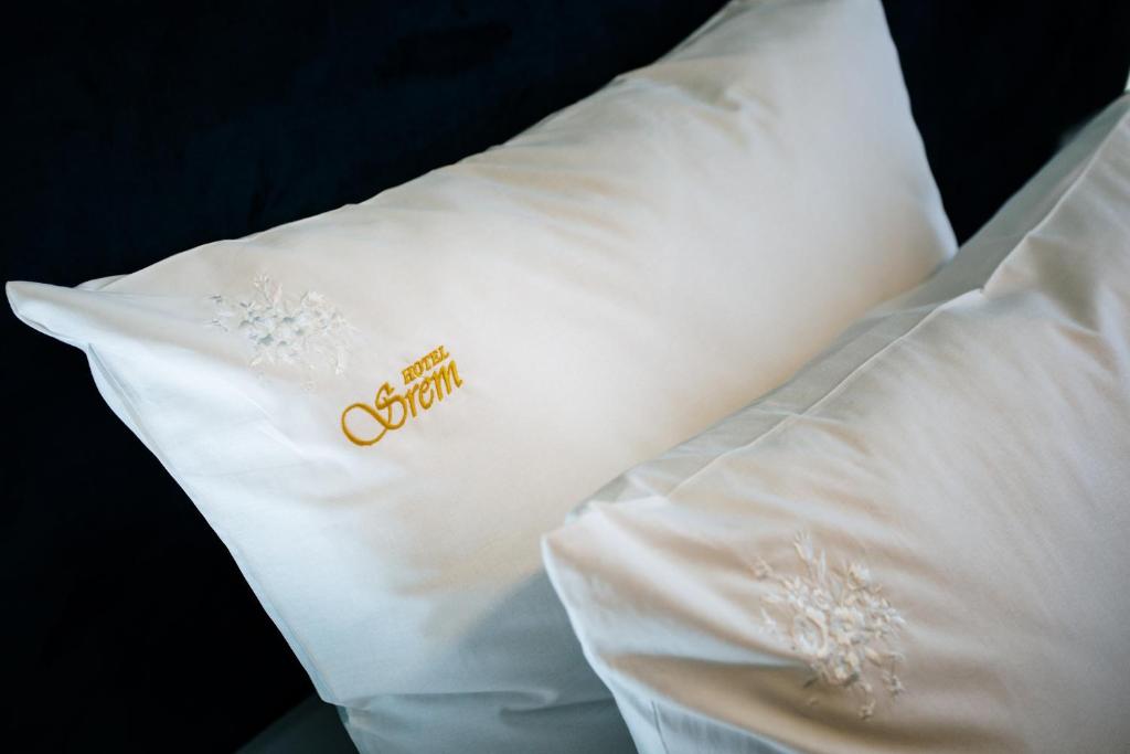 Postel nebo postele na pokoji v ubytování Hotel Srem