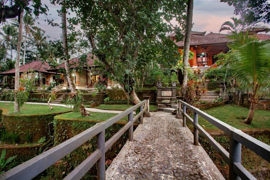 Kebun di luar Nick's Pension