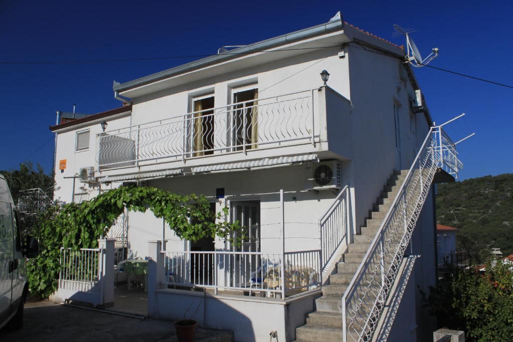 Apartments with parking space Mavarstica, Ciovo - 8685