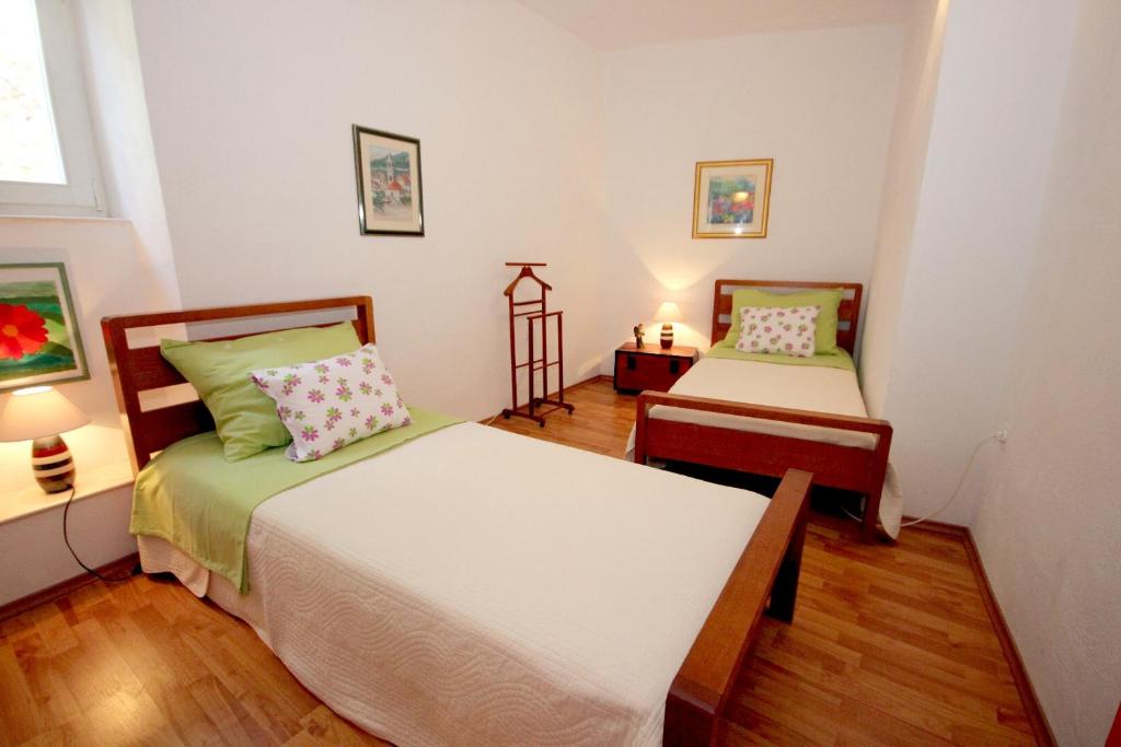 ein Schlafzimmer mit 2 Betten und einem Tisch mit Lampen in der Unterkunft Apartments by the sea Vis - 8932 in Vis