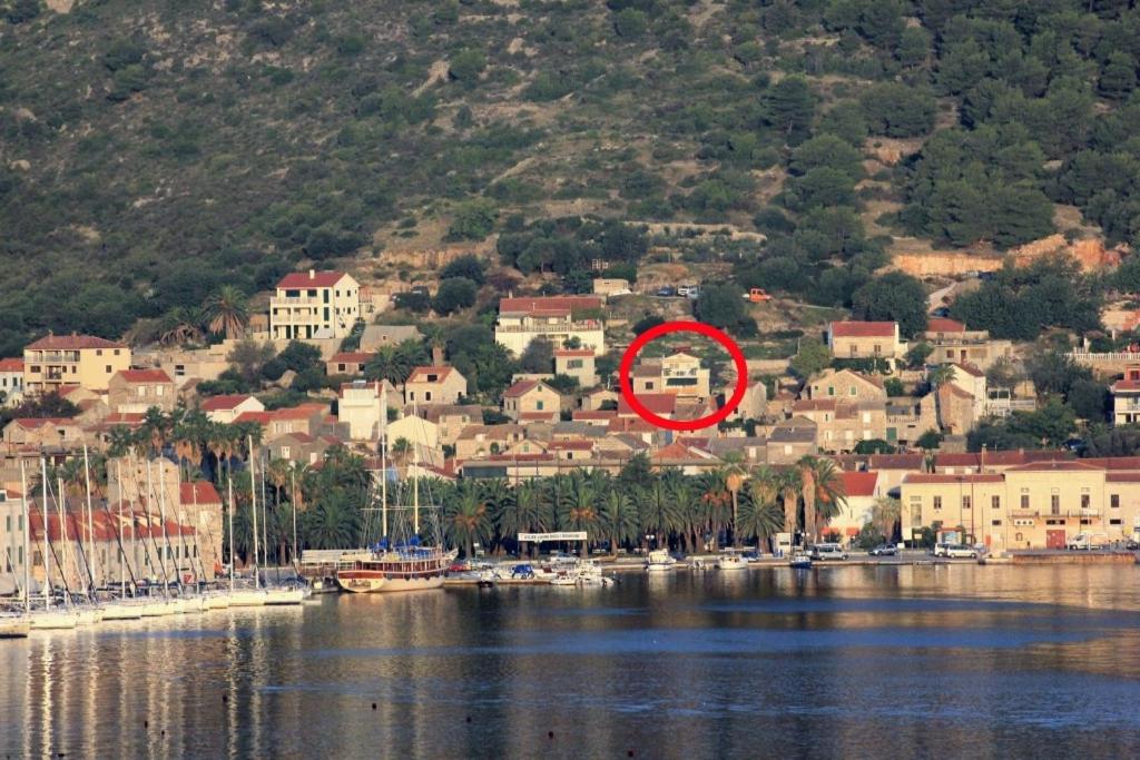 una città con un cerchio rosso in mezzo a un corpo d'acqua di Apartments with WiFi Vis - 8872 a Vis