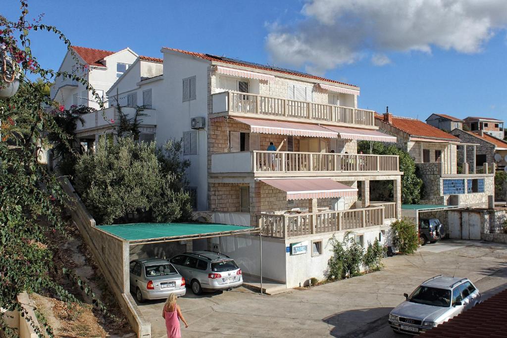 Zdjęcie z galerii obiektu Seaside apartments with a swimming pool Zavalatica, Korcula - 9150 w mieście Zavalatica