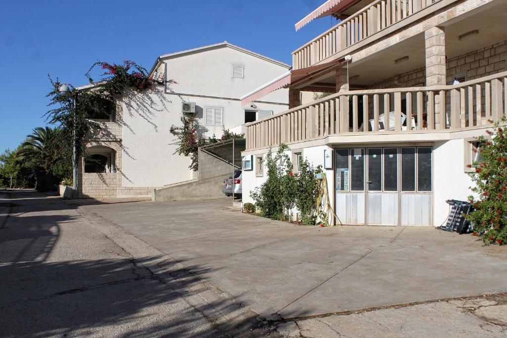 Zdjęcie z galerii obiektu Seaside apartments with a swimming pool Zavalatica, Korcula - 9150 w mieście Zavalatica