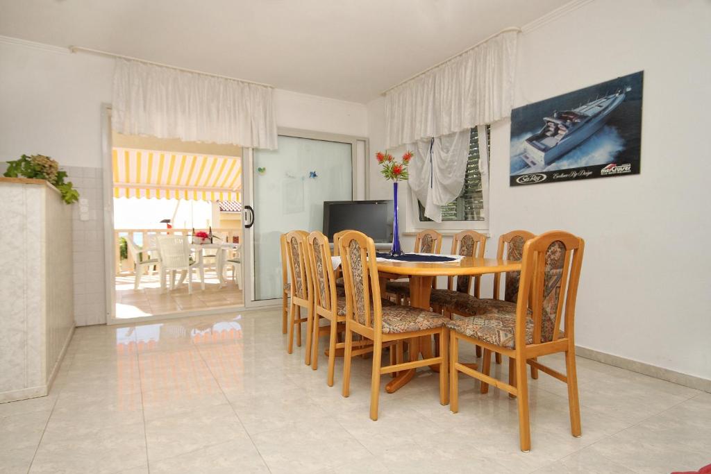 Zdjęcie z galerii obiektu Seaside apartments with a swimming pool Zavalatica, Korcula - 9150 w mieście Zavalatica