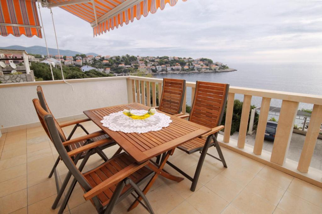 Zdjęcie z galerii obiektu Seaside apartments with a swimming pool Zavalatica, Korcula - 9150 w mieście Zavalatica