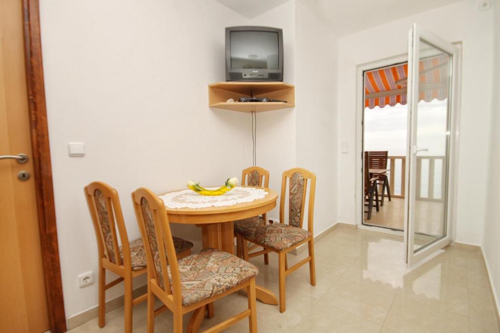 Zdjęcie z galerii obiektu Seaside apartments with a swimming pool Zavalatica, Korcula - 9150 w mieście Zavalatica