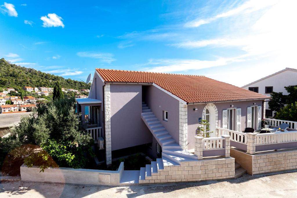 een huis met een trap ervoor bij Apartments by the sea Brna, Korcula - 9147 in Brna