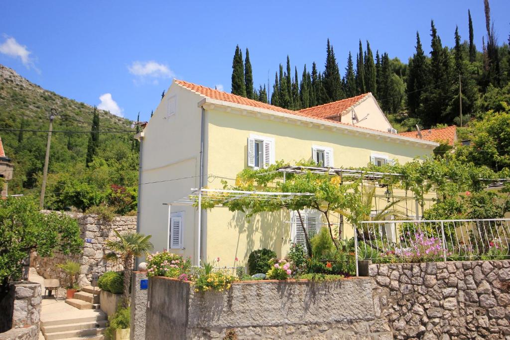 dom na zboczu góry w obiekcie Apartments with WiFi Trsteno, Dubrovnik - 9015 w mieście Trsteno