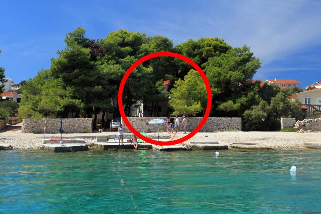Swimmingpoolen hos eller tæt på Apartments by the sea Sevid, Trogir - 9125