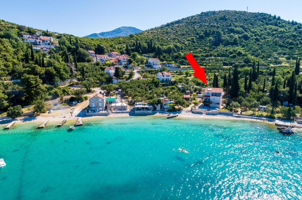- une vue aérienne sur une plage dans l'établissement Apartments by the sea Sladjenovici, Dubrovnik - 9012, à Slano