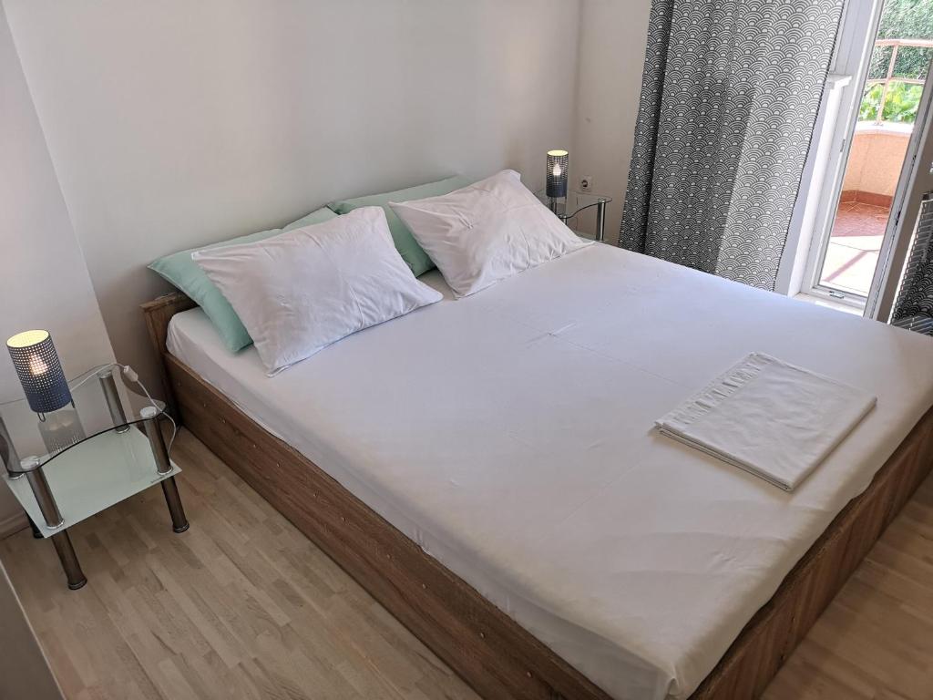 Posteľ alebo postele v izbe v ubytovaní Apartments by the sea Sladjenovici, Dubrovnik - 9012