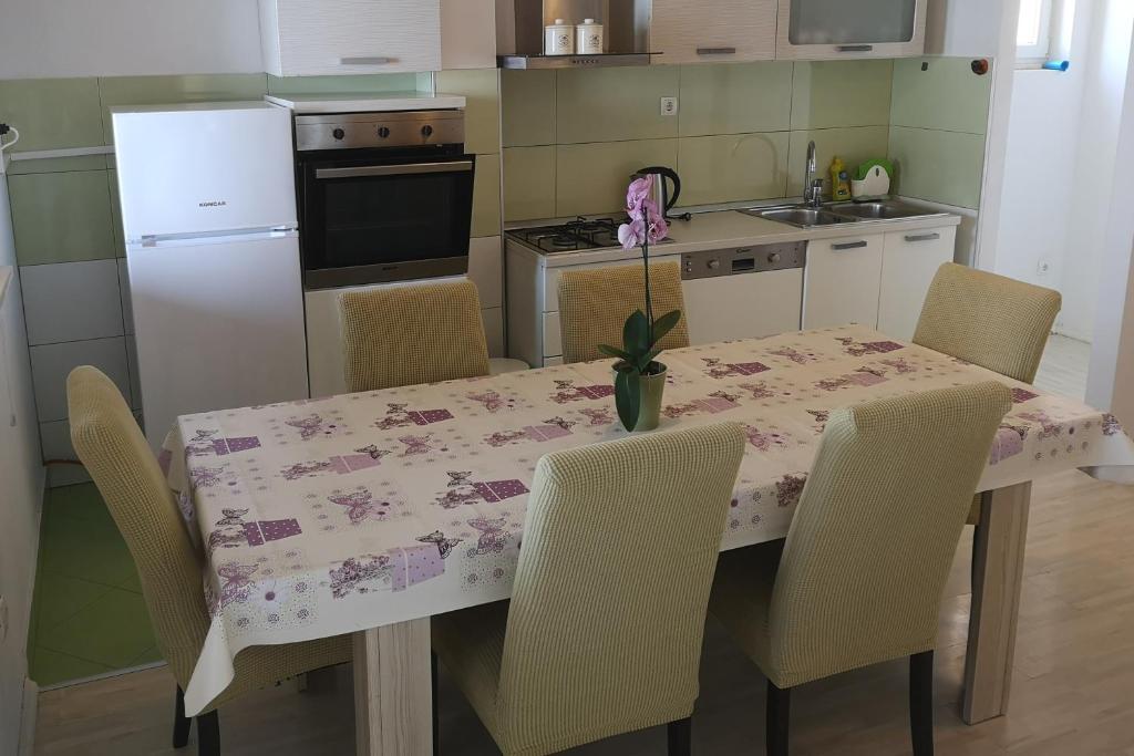 Kuchyňa alebo kuchynka v ubytovaní Apartments by the sea Sladjenovici, Dubrovnik - 9012
