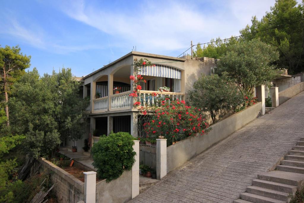 een huis met een balkon met bloemen erop bij Apartment Prigradica 9141b in Blato