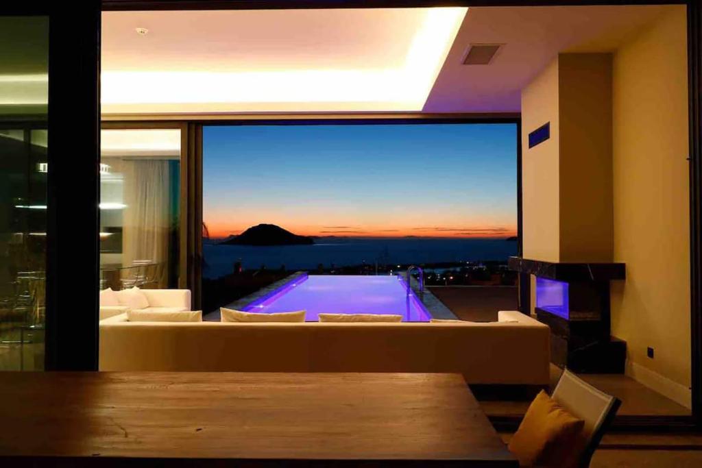 A television and/or entertainment centre at Vistaport A - Luxury Villa