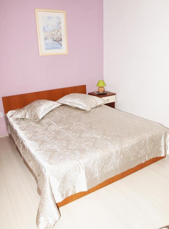 Posteľ alebo postele v izbe v ubytovaní Apartments with parking spaces Makarska - 9129