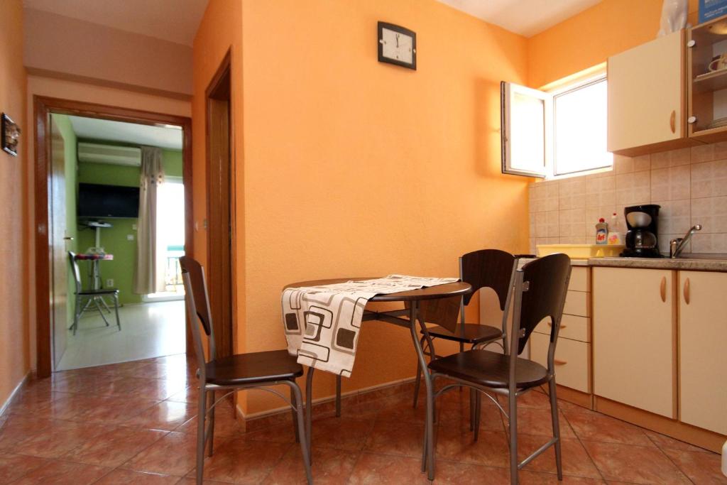 Kuchyňa alebo kuchynka v ubytovaní Apartments with parking spaces Makarska - 9129