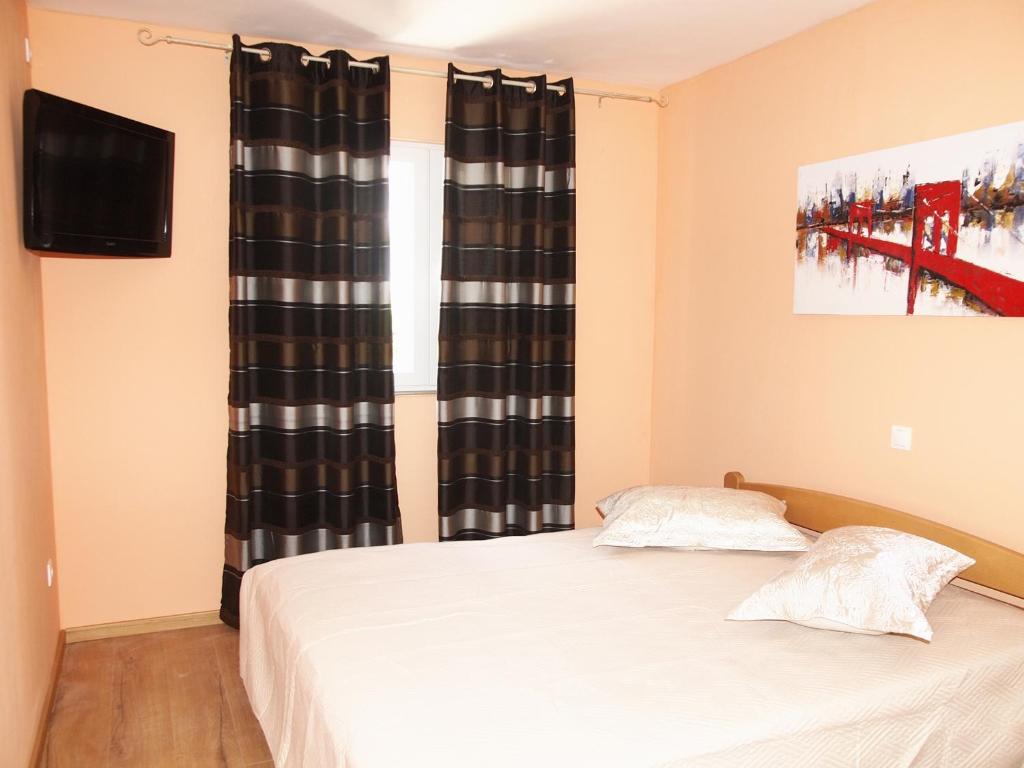 Posteľ alebo postele v izbe v ubytovaní Apartments with parking spaces Makarska - 9129