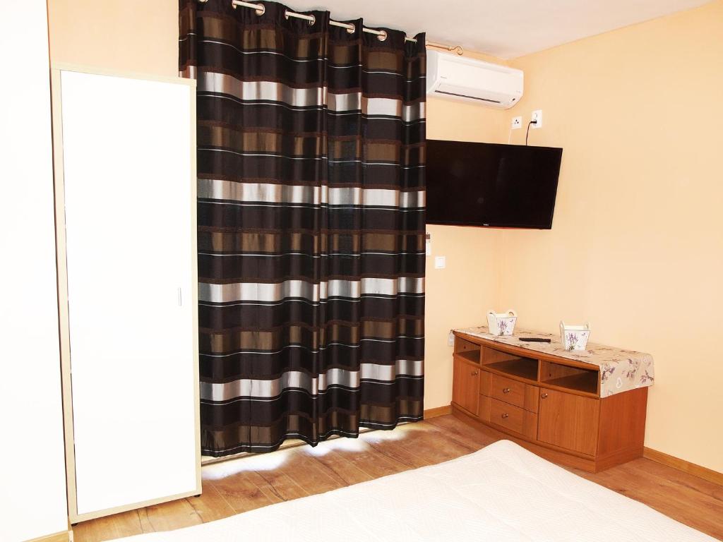 Televízia a/alebo spoločenská miestnosť v ubytovaní Apartments with parking spaces Makarska - 9129