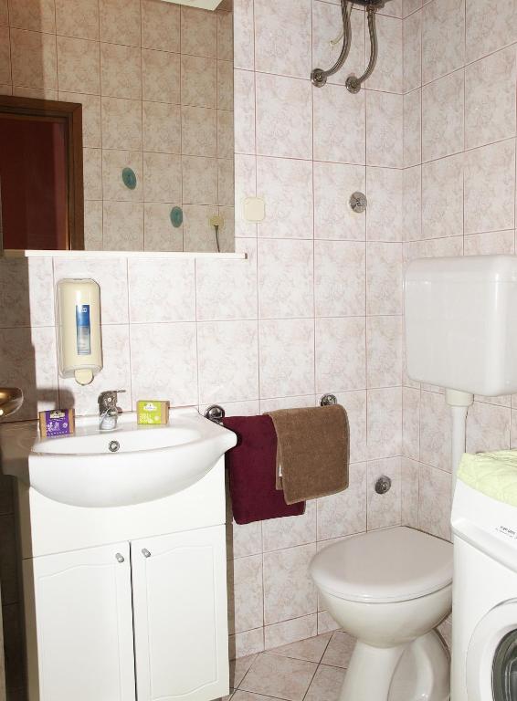 Kúpeľňa v ubytovaní Apartments with parking spaces Makarska - 9129