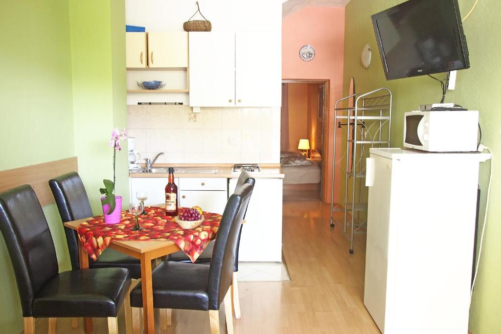 Kuchyňa alebo kuchynka v ubytovaní Apartments with parking spaces Makarska - 9129