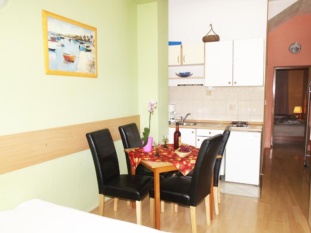 Kuchyňa alebo kuchynka v ubytovaní Apartments with parking spaces Makarska - 9129