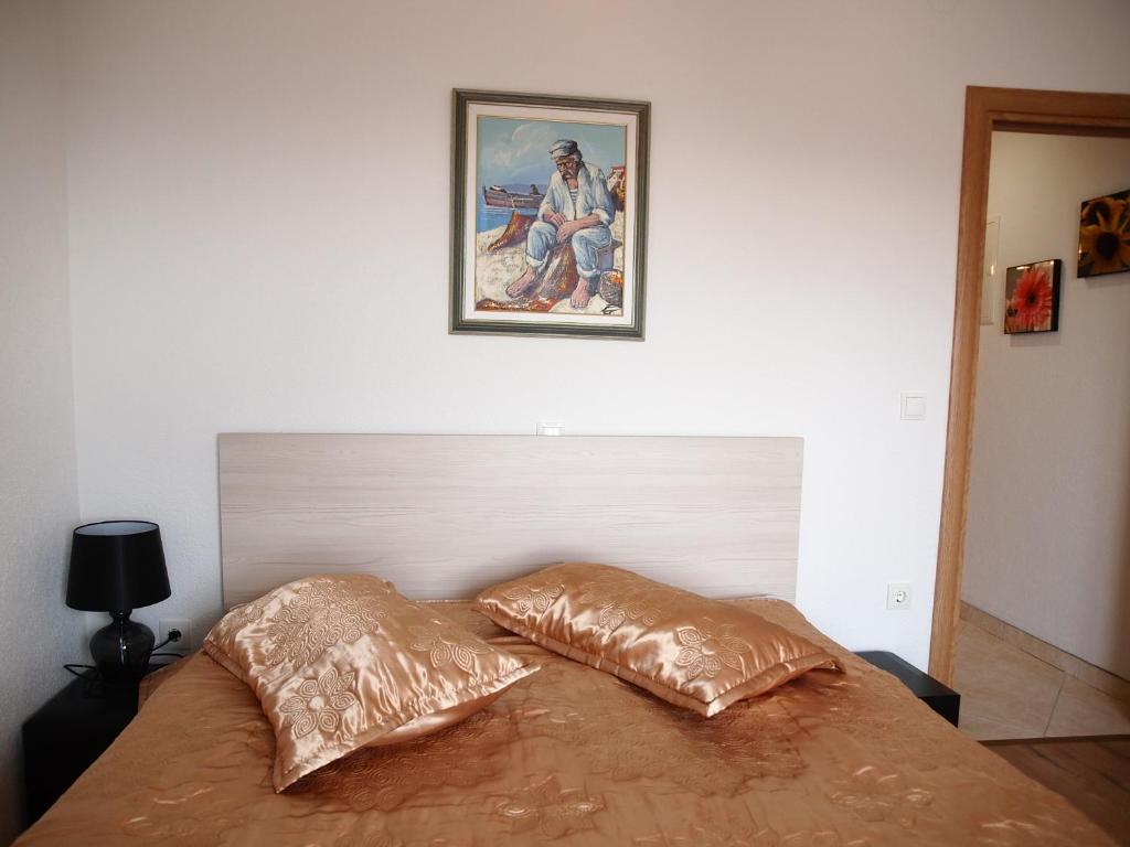 Posteľ alebo postele v izbe v ubytovaní Apartments with parking spaces Makarska - 9129