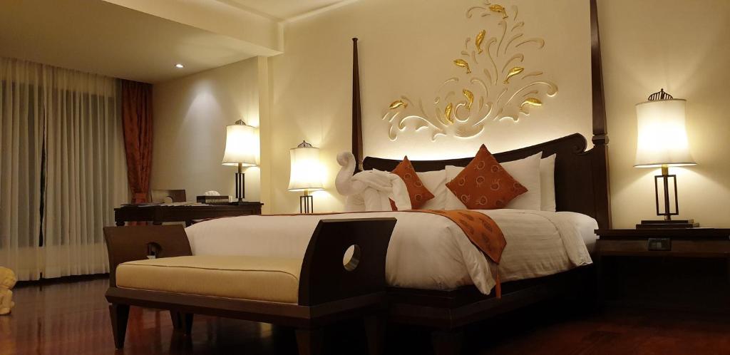 Postel nebo postele na pokoji v ubytování Patong Paragon Resort & Spa SHA Extra Plus
