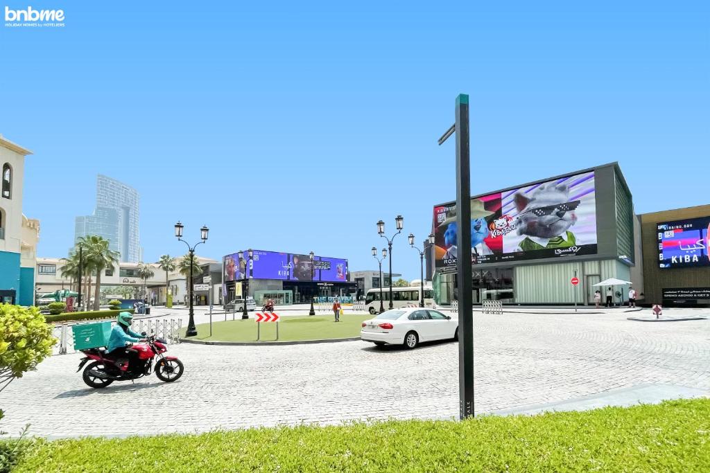 Večerní zábavní program pro hosty v ubytování bnbmehomes - Address Beach Resort