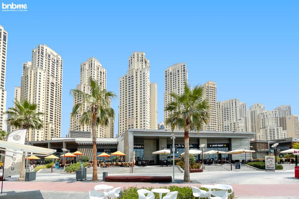 Nespecifikovaný výhled na destinaci Dubaj nebo výhled na město při pohledu z apartmánu